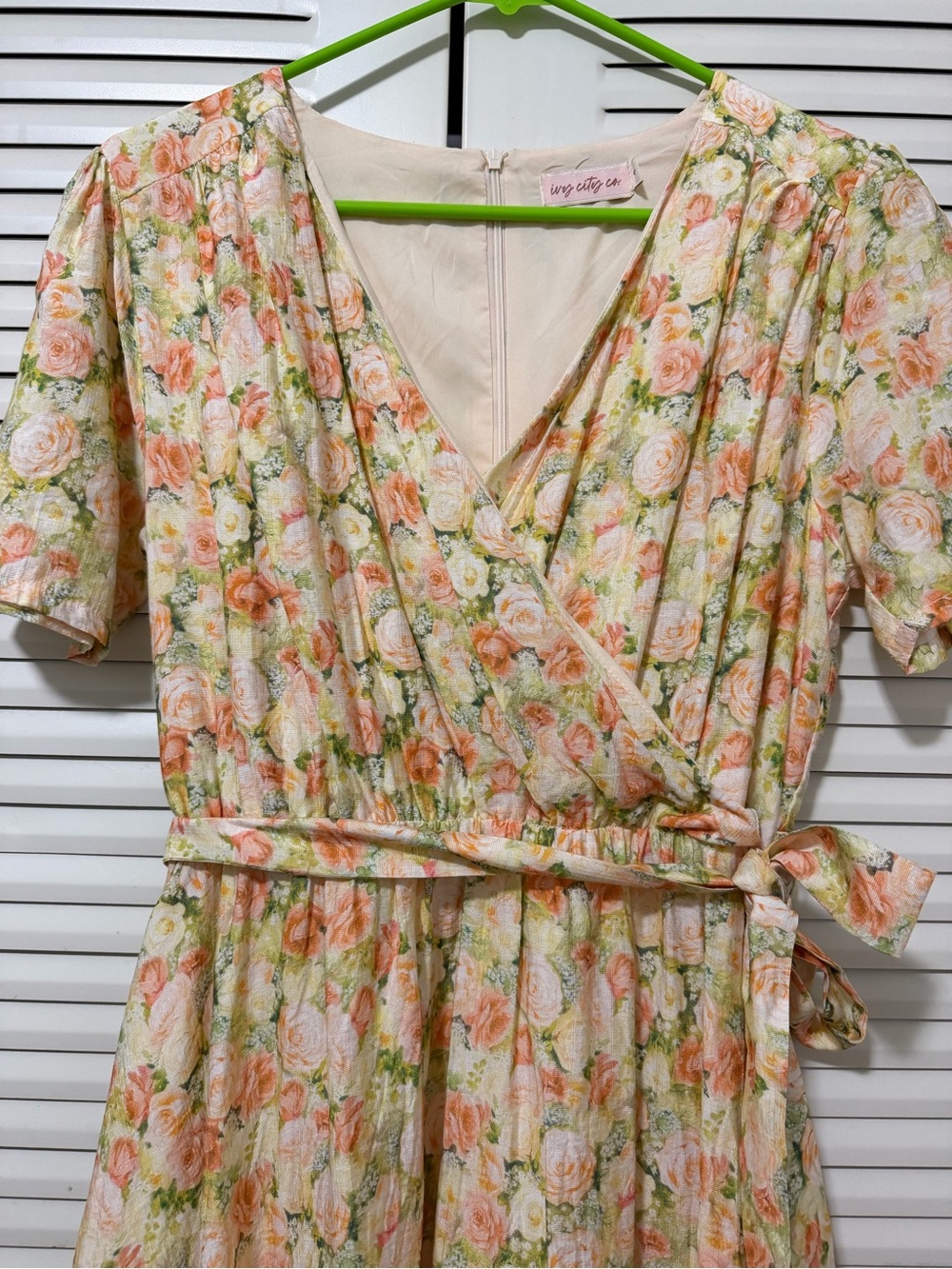 Ivy City Co Peach & Cream Floral Wrap Midi Dress Size 4 - Picture 4 of 8